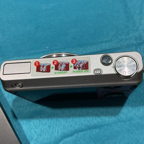 Fujifilm XF1 12.0MP Compact Digital Camera Red - Picture 7 of 10